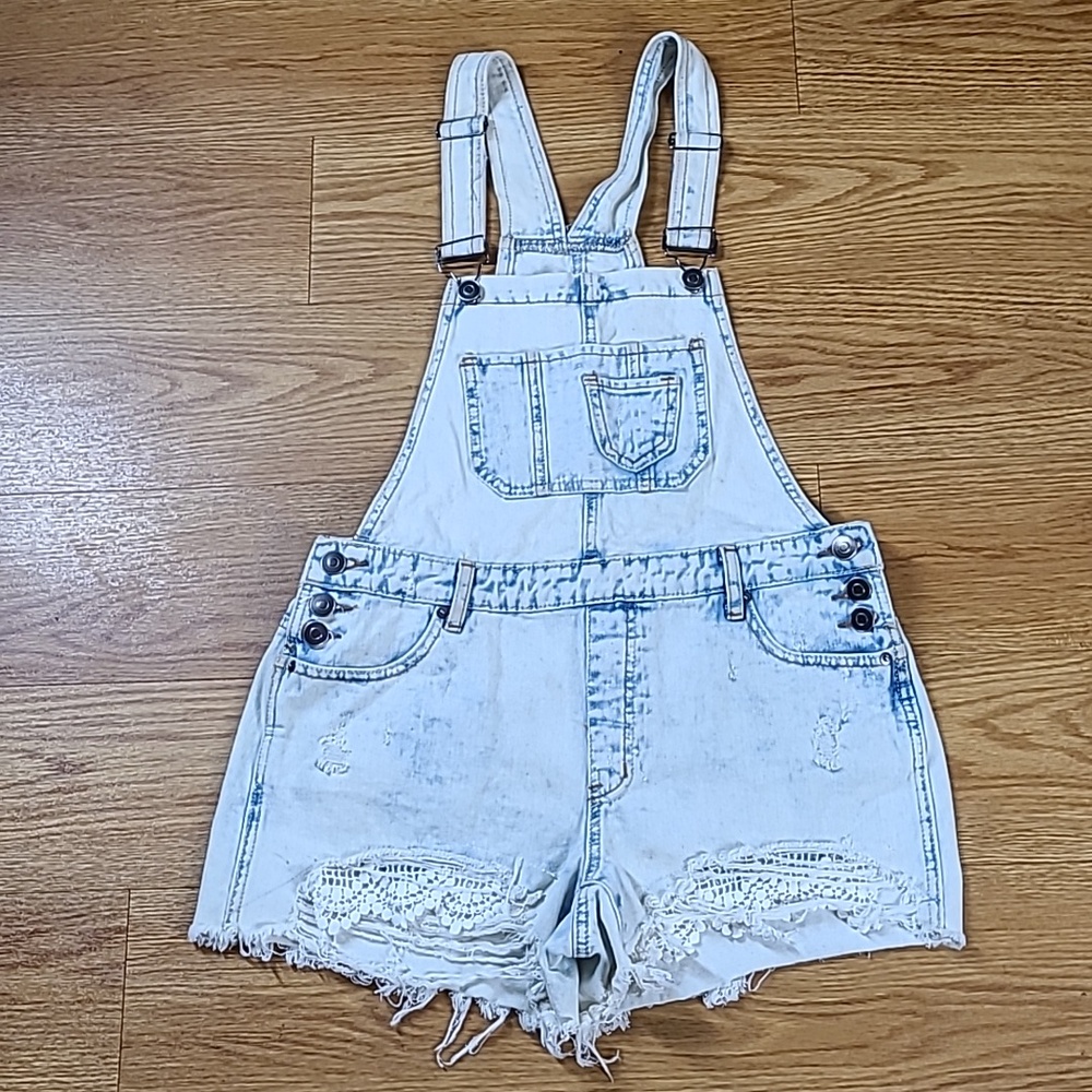 HOT KISS OVERALLS 8x3 WOMENS VITAGE PRE-OWNED DISTRESSED BLECH WASH DENIM SHORTS